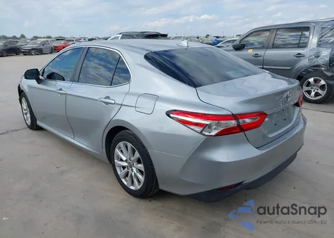 2020 Toyota Camry Le z USA, uszkodzony, nr VIN 4T1C11AK4LU395938